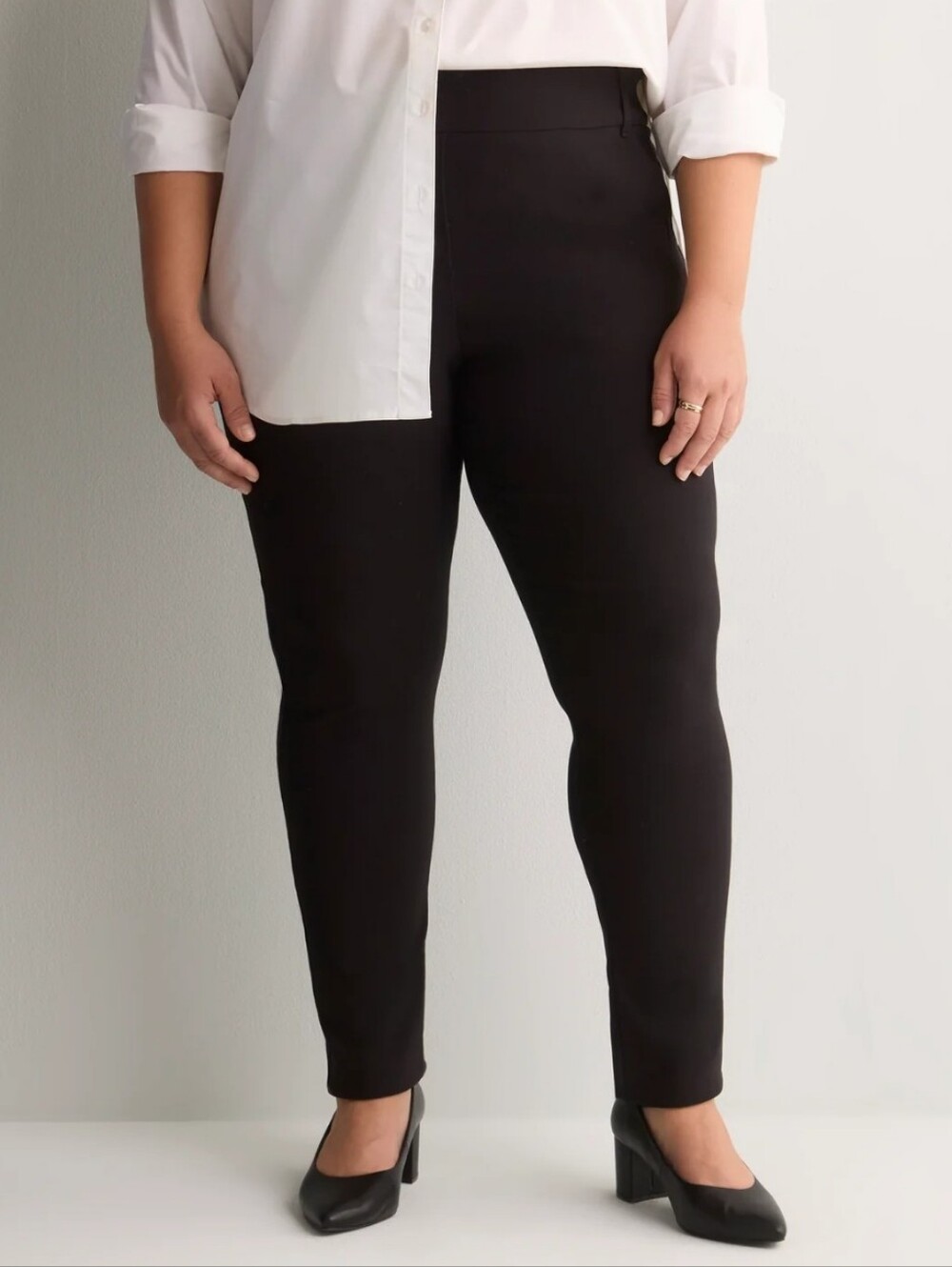 Bundle Of 2 Savvy Fit Pants In Navy and Black. Size 22